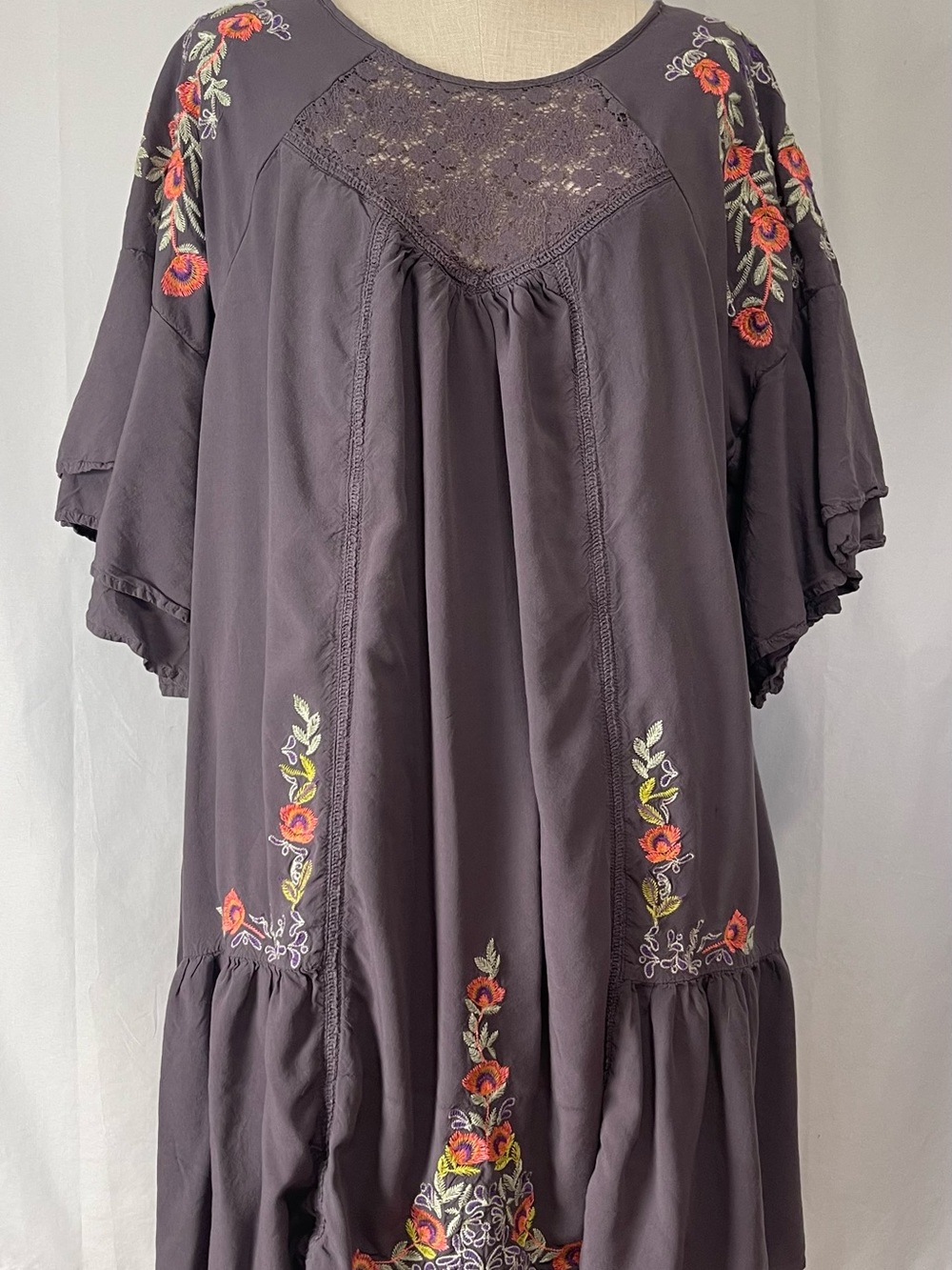 A beautiful Soul gray women’s Comona Dress floral embroidery lace size Medium